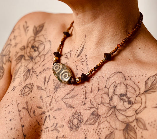 Collier ethnique avec perle centrale gravée